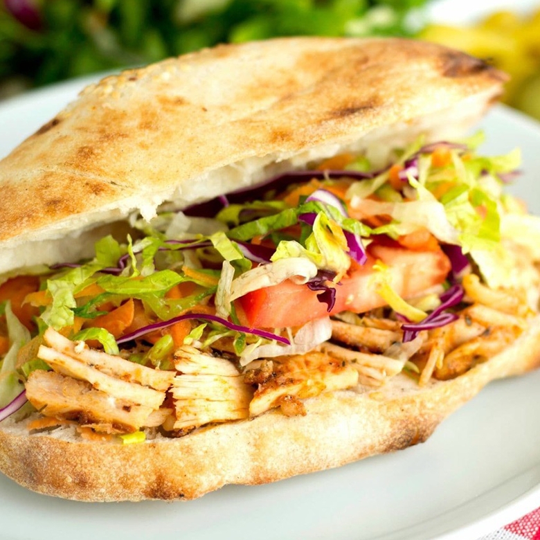 Шаурма с курицей в лепешке